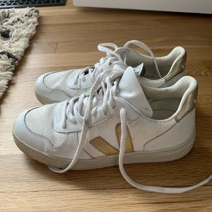 Veja v10 white and gold size 8